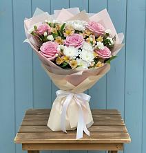 Букет цветов из:  Гвоздики, Орхидеи и Розы в Мулино