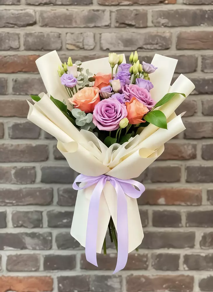 Букет цветов из: Лизиантусы и Розы в Мулино