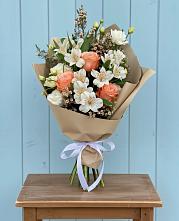 Букет цветов из:  Альстромерии, Лизиантусы, Розы и Хризантемы в Мулино