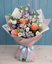 Букет цветов из:  Лизиантусы, Розы, Альстромерии и Гипсофила в Мулино