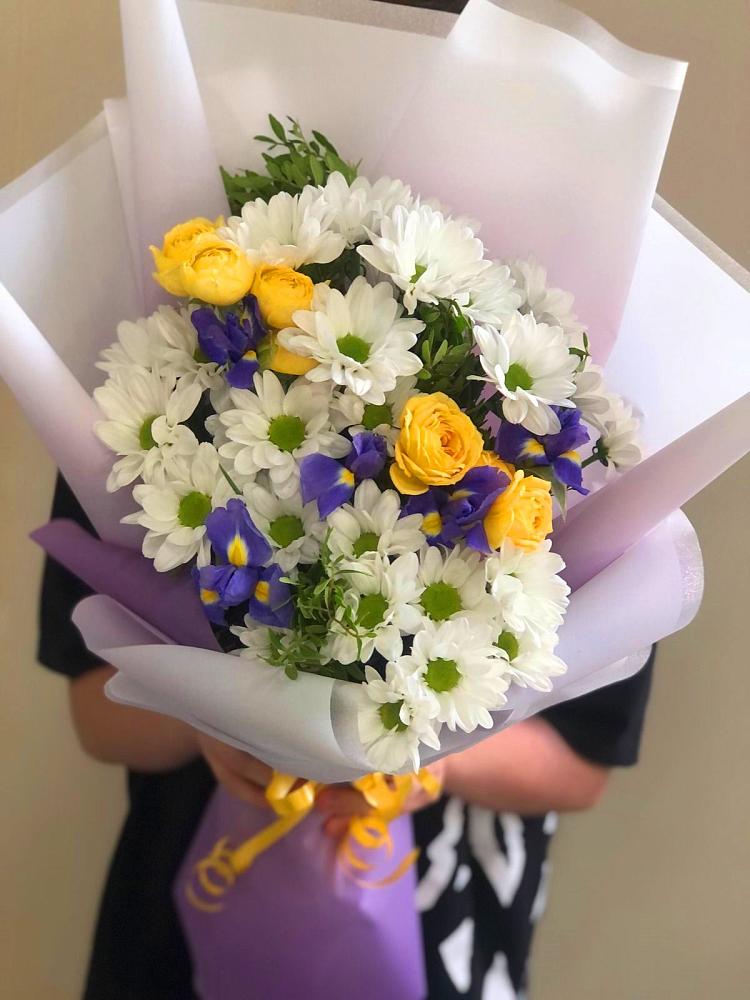 Букет цветов из: Ирисы, Хризантемы и Розы в Мулино