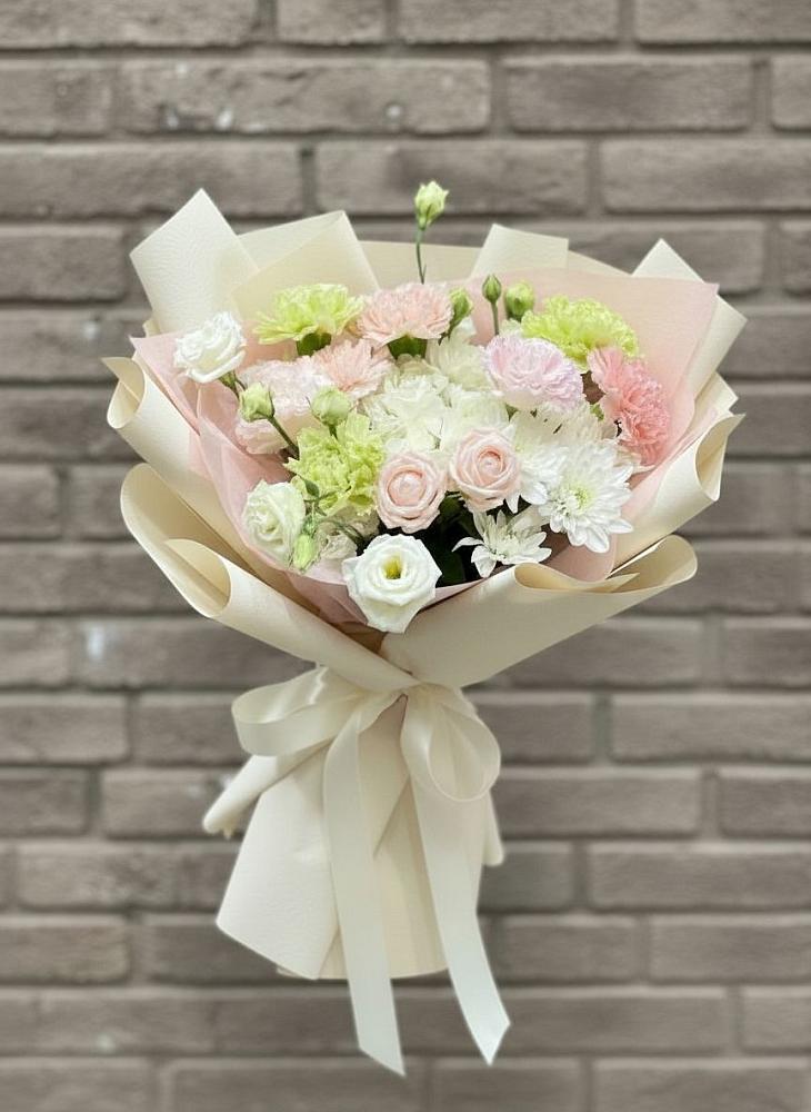 Букет цветов из: Гвоздики, Розы, Лизиантусы и Хризантемы в Мулино