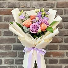 Букет цветов из:  Лизиантусы и Розы в Мулино