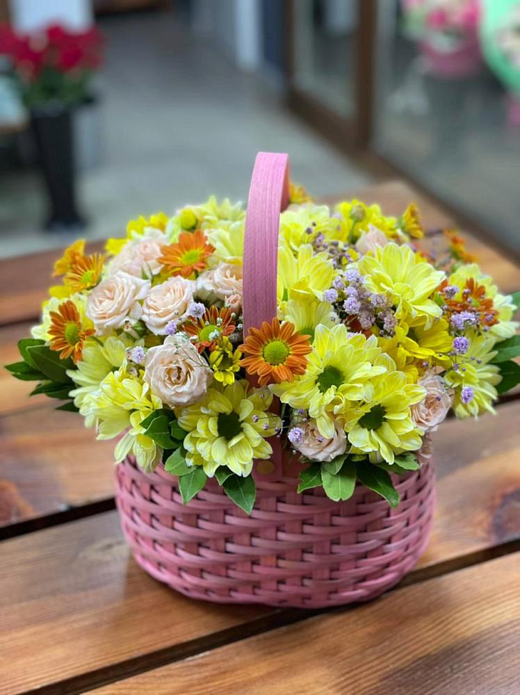 Цветочная композиция из Хризантемы и Розы в корзине в Мулино