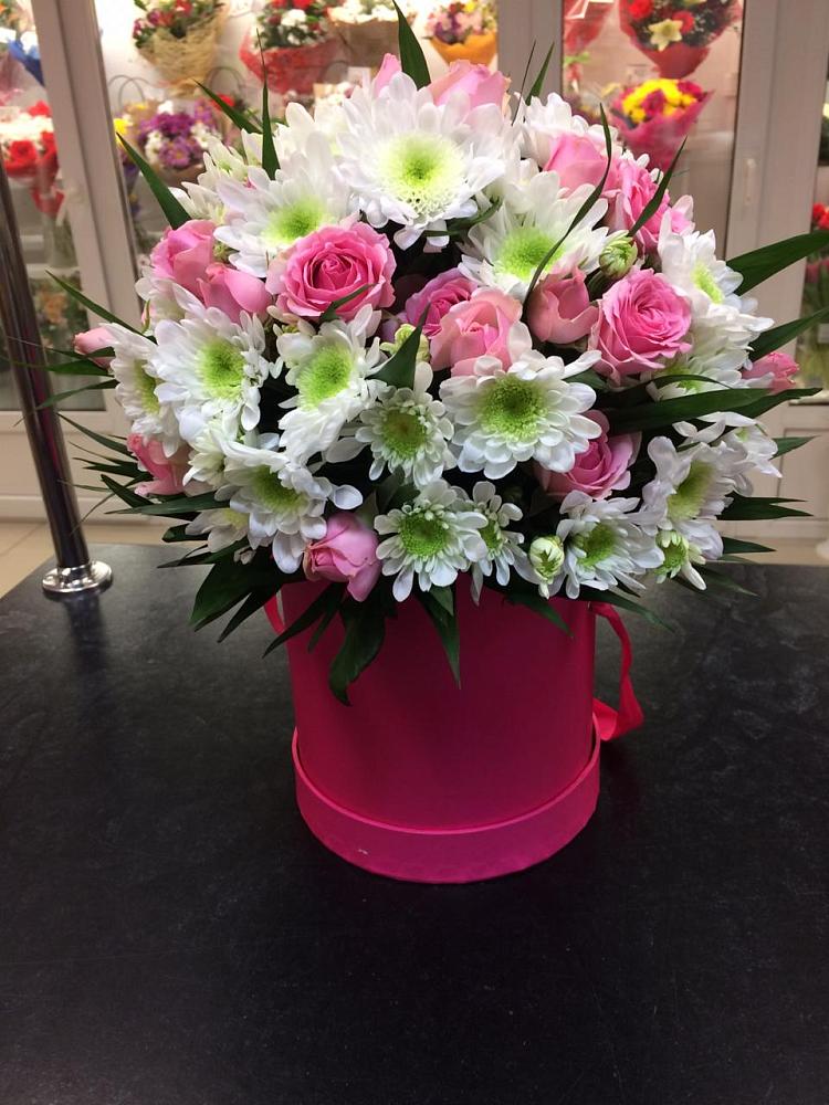 Цветочная композиция из Розы и Хризантемы в шляпной коробке в Мулино