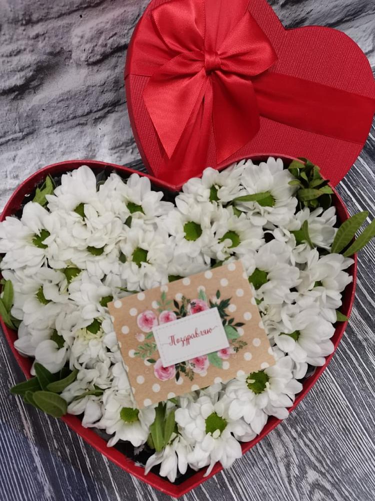 Цветочная композиция из Хризантемы в виде сердца в Мулино