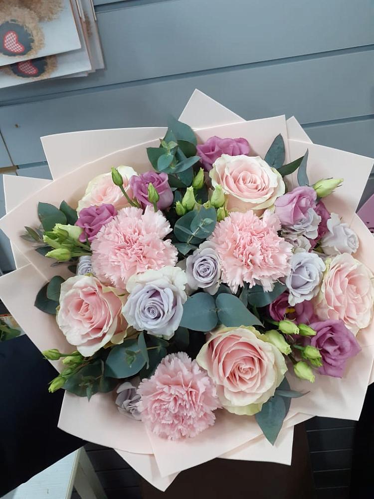 Букет цветов из: Розы, Гвоздики и Лизиантусы в Мулино