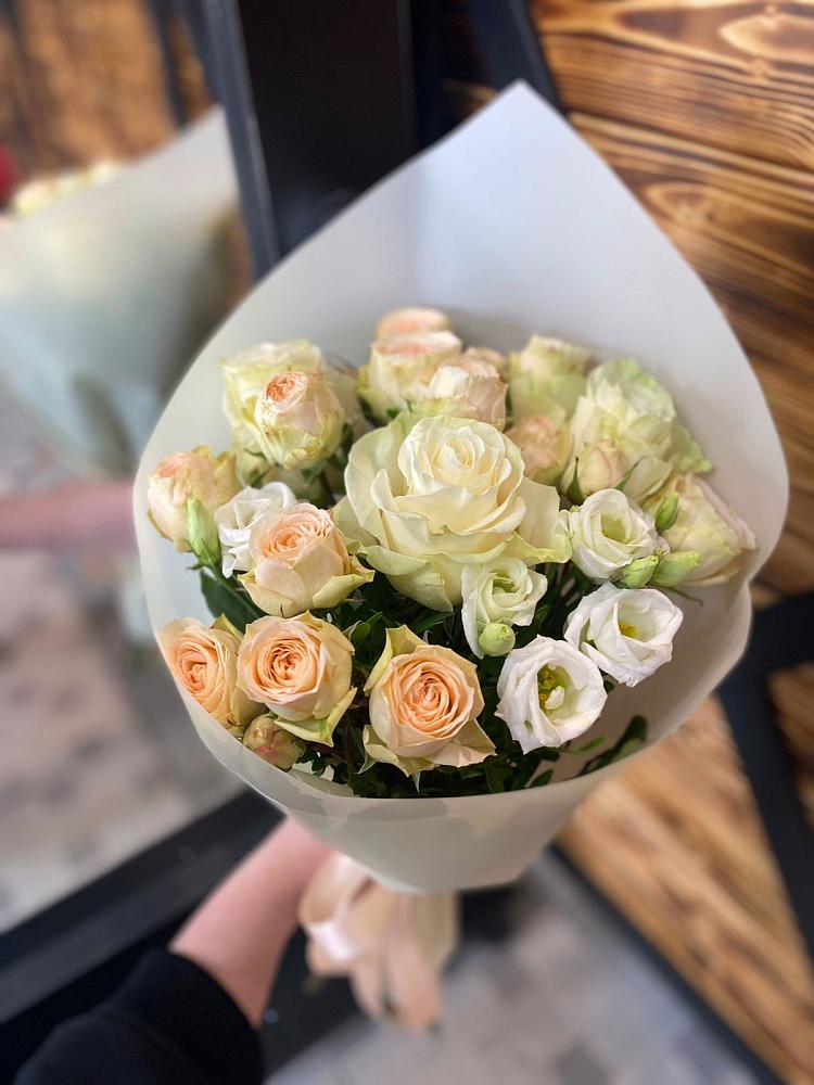 Букет цветов из: Розы и Лизиантусы в Мулино